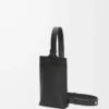 Borsa verticale T Pocket in morbida pelle di vitello martellata nera Borsa verticale T Pocket in morbida pelle di vitello martellata nera