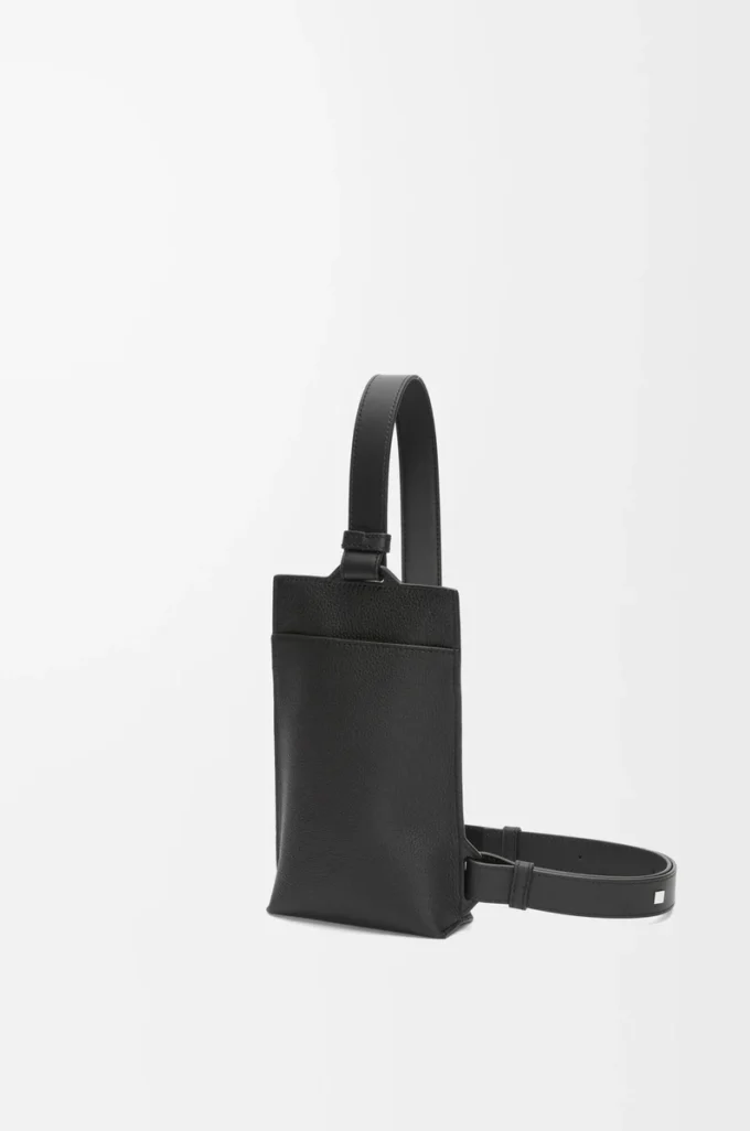 Borsa verticale T Pocket in morbida pelle di vitello martellata nera Borsa verticale T Pocket in morbida pelle di vitello martellata nera
