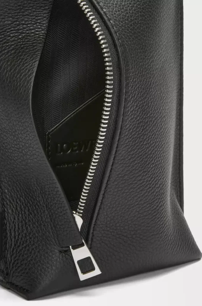 Borsa verticale T Pocket in morbida pelle di vitello martellata nera Borsa verticale T Pocket in morbida pelle di vitello martellata nera