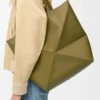 Borsa XL Puzzle Fold in pelle di vitello lucida color oliva Borsa XL Puzzle Fold in pelle di vitello lucida color oliva