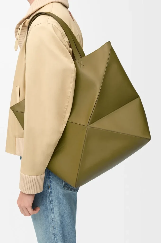 Borsa XL Puzzle Fold in pelle di vitello lucida color oliva Borsa XL Puzzle Fold in pelle di vitello lucida color oliva