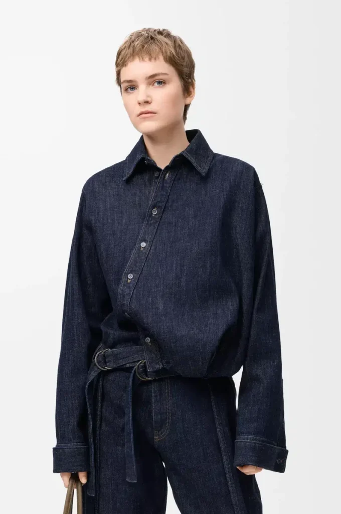 Camicia drappeggiata in denim blu indaco Camicia drappeggiata in denim blu indaco