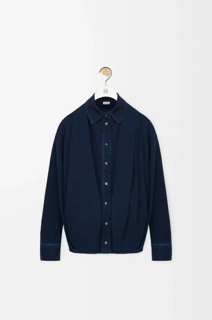 Camicia drappeggiata in denim blu indaco scuro Camicia drappeggiata in denim blu indaco scuro