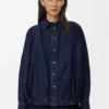Camicia drappeggiata in denim blu indaco scuro Camicia drappeggiata in denim blu indaco scuro