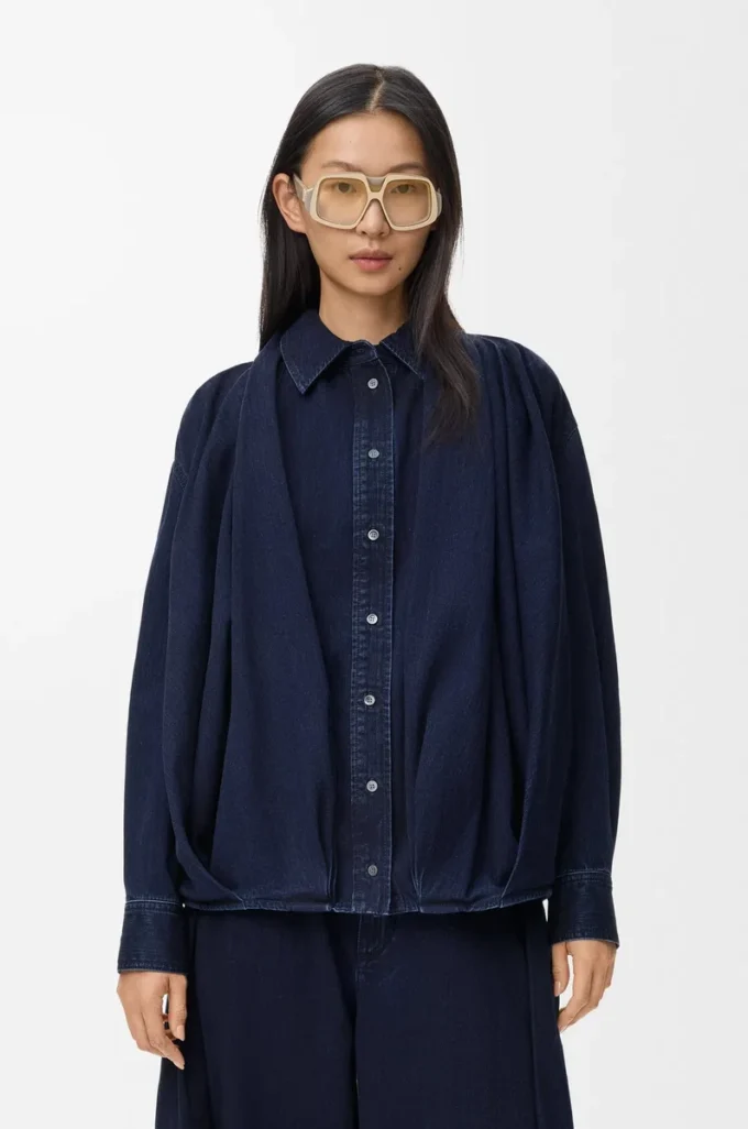 Camicia drappeggiata in denim blu indaco scuro Camicia drappeggiata in denim blu indaco scuro