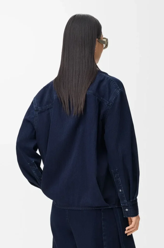 Camicia drappeggiata in denim blu indaco scuro Camicia drappeggiata in denim blu indaco scuro