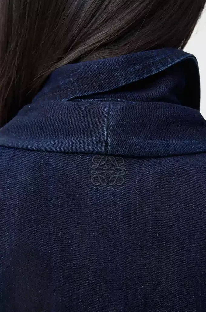 Camicia drappeggiata in denim blu indaco scuro Camicia drappeggiata in denim blu indaco scuro