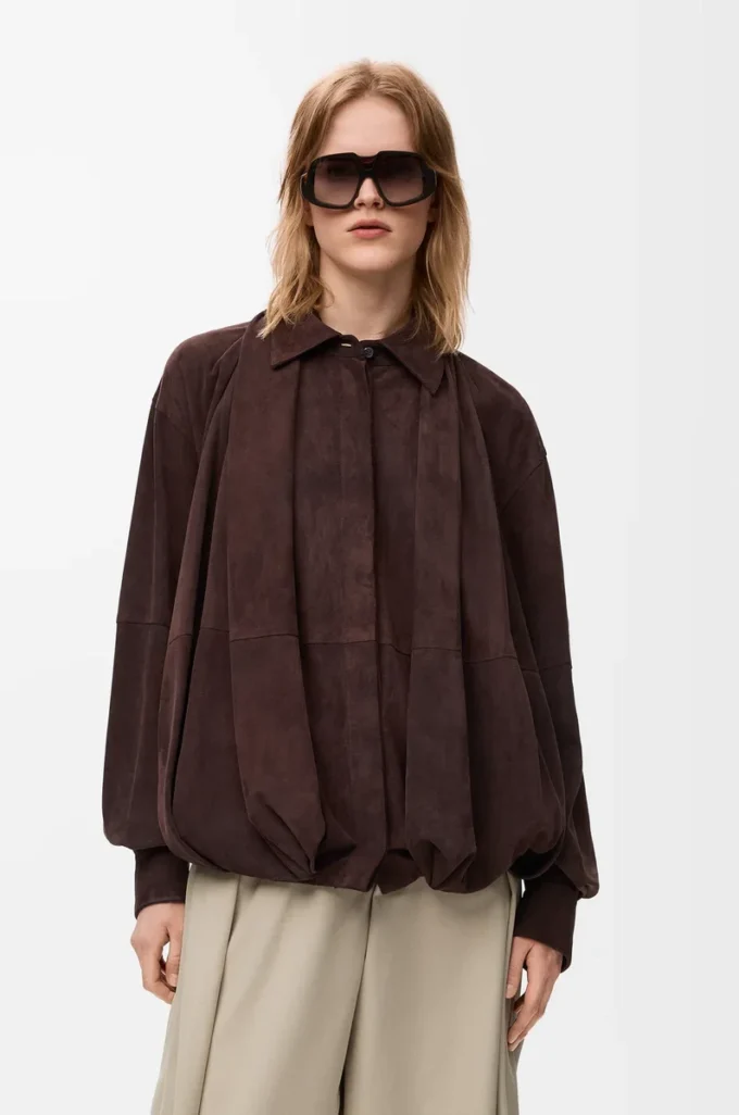 Camicia drappeggiata in pelle scamosciata di capra marrone Camicia drappeggiata in pelle scamosciata di capra marrone