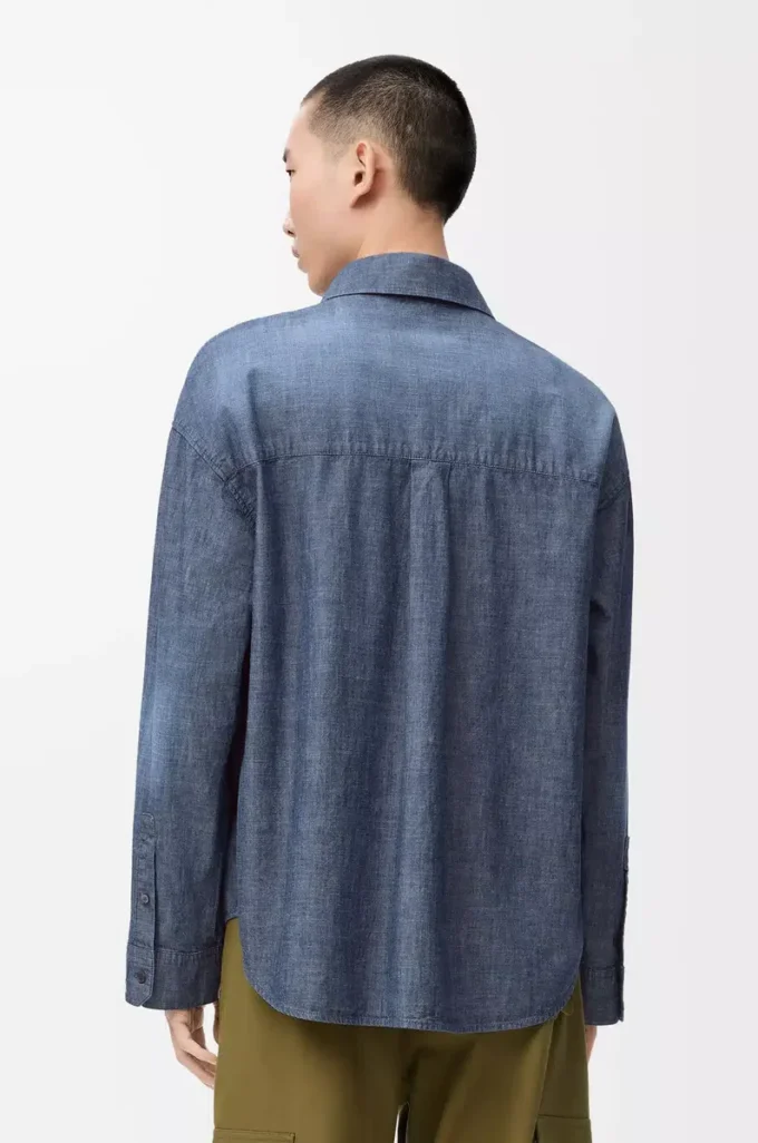Camicia in cotone blu lavato Camicia in cotone blu lavato