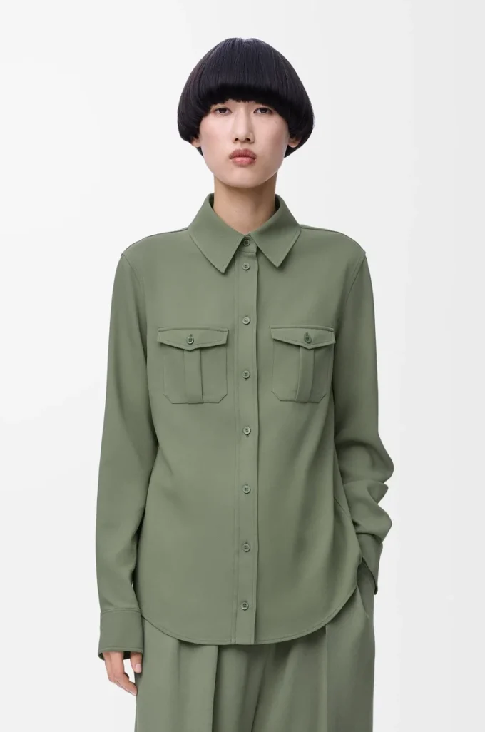 Camicia in viscosa elasticizzata verde kaki chiaro Camicia in viscosa elasticizzata verde kaki chiaro