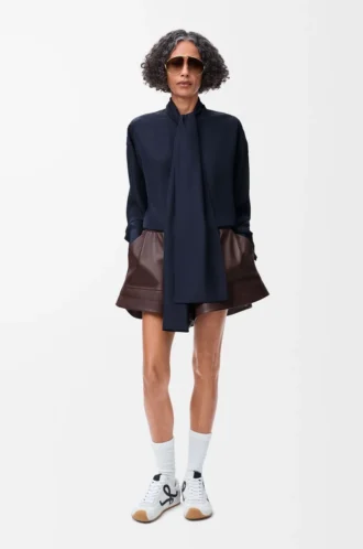 Camicia sciarpa in seta blu navy