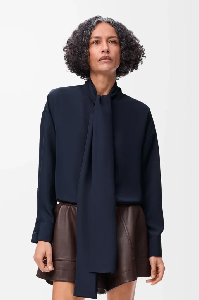 Camicia sciarpa in seta blu navy