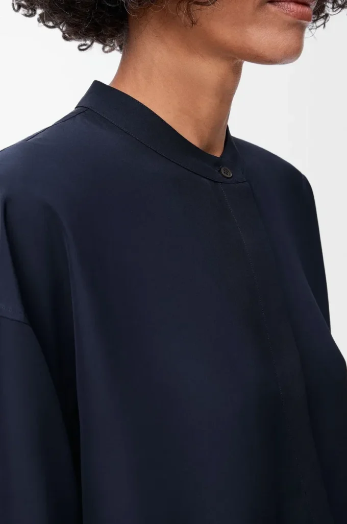 Camicia sciarpa in seta blu navy