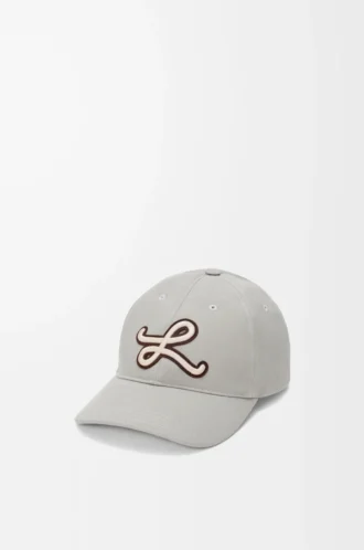Cappellino con patch L in cotone grigio guscio