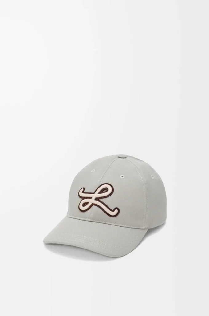 Cappellino con patch L in cotone grigio guscio Cappellino con patch L in cotone grigio guscio