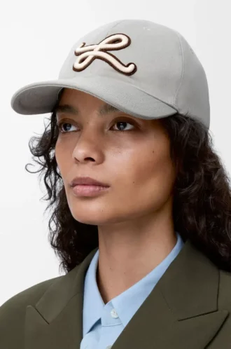 Cappellino con patch L in cotone grigio guscio