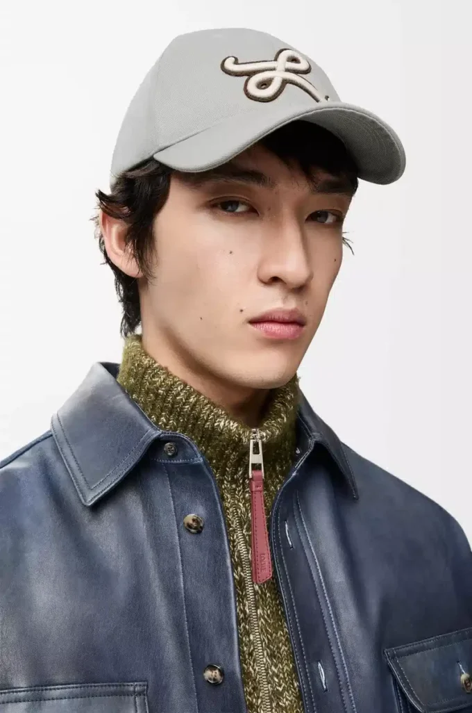Cappellino con patch L in cotone grigio guscio Cappellino con patch L in cotone grigio guscio