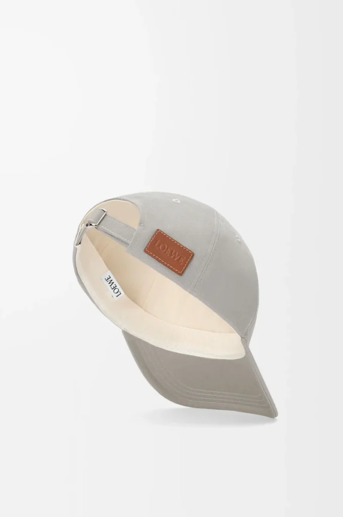 Cappellino con patch L in cotone grigio guscio Cappellino con patch L in cotone grigio guscio