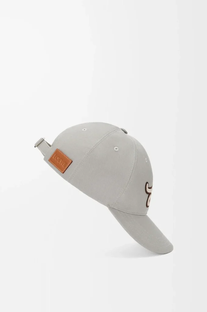 Cappellino con patch L in cotone grigio guscio Cappellino con patch L in cotone grigio guscio