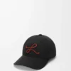 Cappellino con patch L in cotone nero Cappellino con patch L in cotone nero