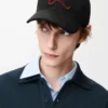 Cappellino con patch L in cotone nero Cappellino con patch L in cotone nero