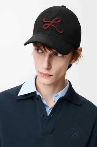 Cappellino con patch L in cotone nero