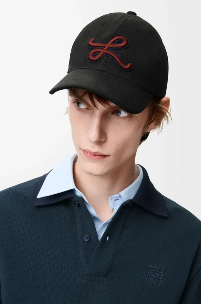 Cappellino con patch L in cotone nero Cappellino con patch L in cotone nero