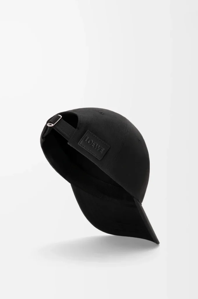 Cappellino con patch L in cotone nero Cappellino con patch L in cotone nero