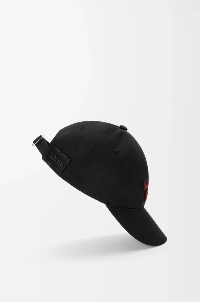 Cappellino con patch L in cotone nero Cappellino con patch L in cotone nero