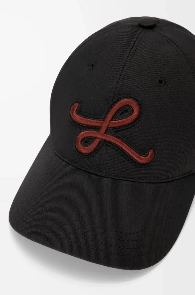 Cappellino con patch L in cotone nero Cappellino con patch L in cotone nero