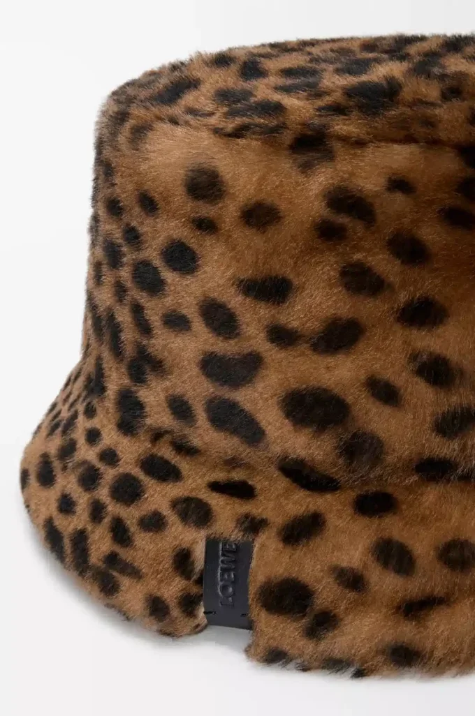 Cappello a secchiello in shearling stampato Beige/Marrone