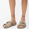 Ciabatta con fibbia in camoscio spazzolato verde kaki Ciabatta con fibbia in camoscio spazzolato verde kaki