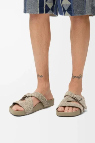 Ciabatta con fibbia in camoscio spazzolato verde kaki