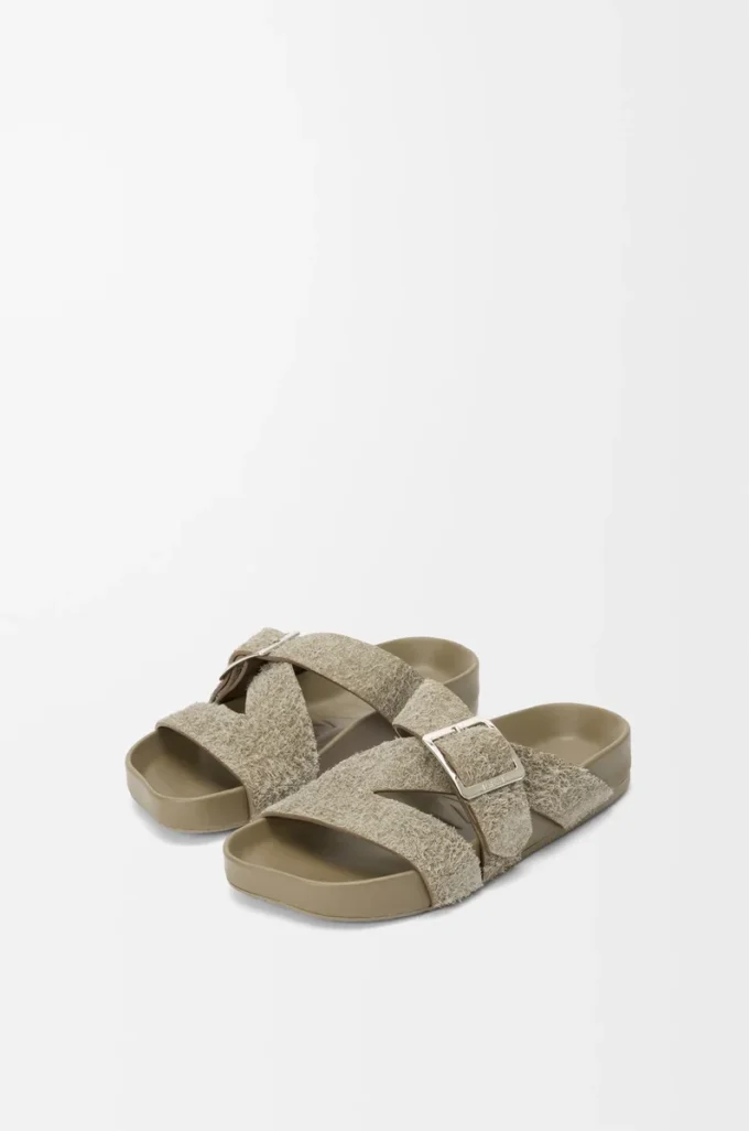 Ciabatta con fibbia in camoscio spazzolato verde kaki Ciabatta con fibbia in camoscio spazzolato verde kaki