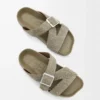 Ciabatta con fibbia in camoscio spazzolato verde kaki Ciabatta con fibbia in camoscio spazzolato verde kaki