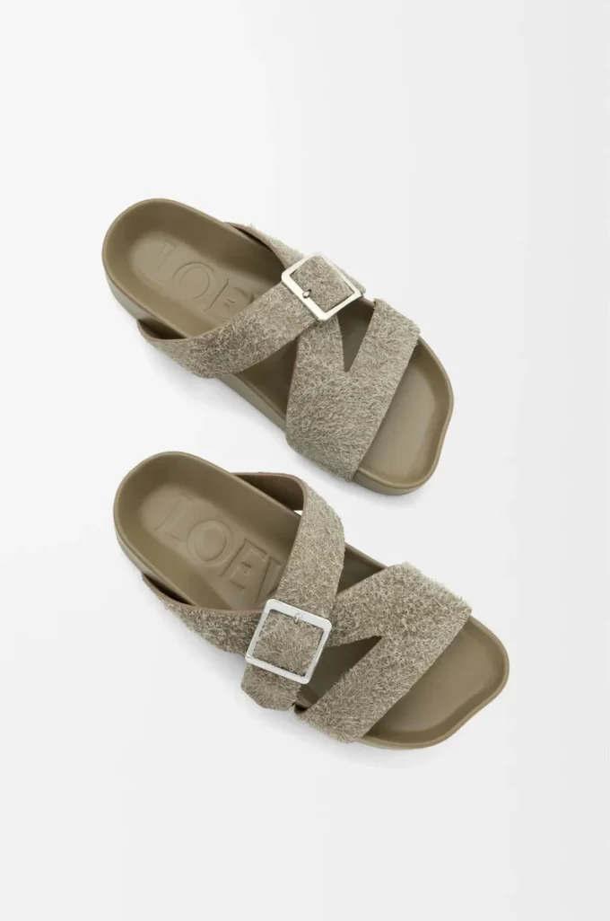 Ciabatta con fibbia in camoscio spazzolato verde kaki Ciabatta con fibbia in camoscio spazzolato verde kaki