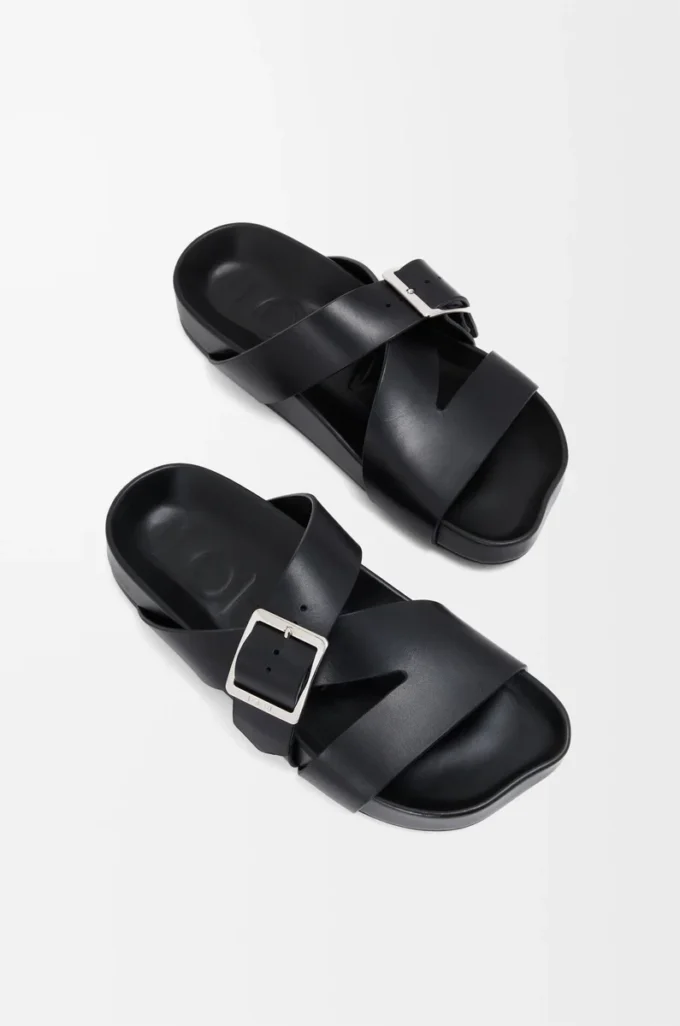 Ciabatta Ease Buckle in pelle di vitello conciata al vegetale Nero