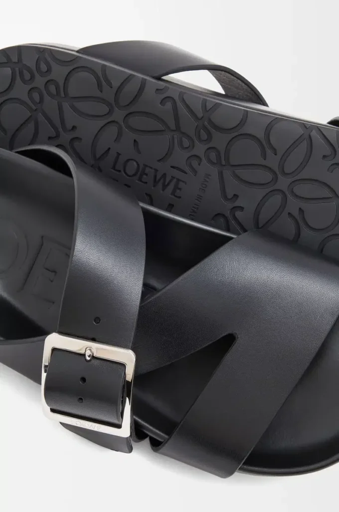Ciabatta Ease Buckle in pelle di vitello conciata al vegetale Nero