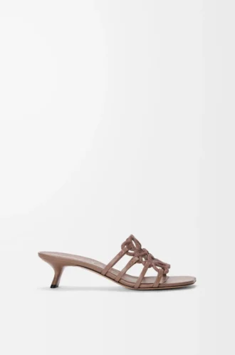 Ciabatta Petal Anagram in pelle scamosciata impreziosita da strass Taupe chiaro