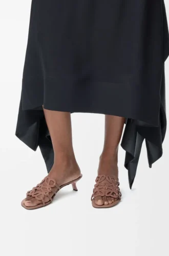 Ciabatta Petal Anagram in pelle scamosciata impreziosita da strass Taupe chiaro