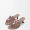 Ciabatta Petal Anagram in pelle scamosciata impreziosita da strass Taupe chiaro Ciabatta Petal Anagram in pelle scamosciata impreziosita da strass Taupe chiaro