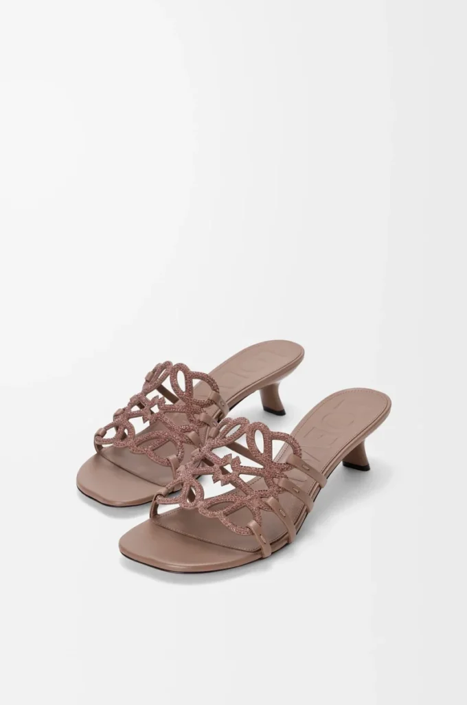 Ciabatta Petal Anagram in pelle scamosciata impreziosita da strass Taupe chiaro Ciabatta Petal Anagram in pelle scamosciata impreziosita da strass Taupe chiaro