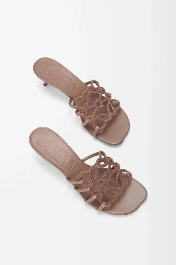 Ciabatta Petal Anagram in pelle scamosciata impreziosita da strass Taupe chiaro Ciabatta Petal Anagram in pelle scamosciata impreziosita da strass Taupe chiaro