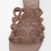 Ciabatta Petal Anagram in pelle scamosciata impreziosita da strass Taupe chiaro Ciabatta Petal Anagram in pelle scamosciata impreziosita da strass Taupe chiaro