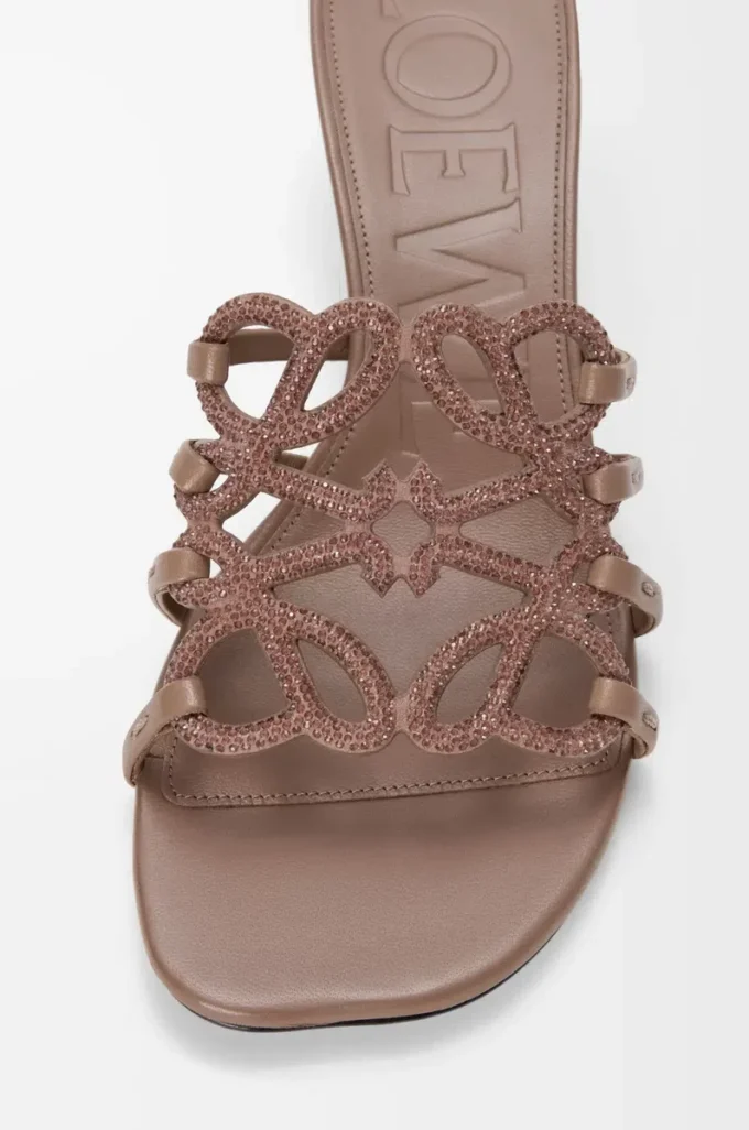 Ciabatta Petal Anagram in pelle scamosciata impreziosita da strass Taupe chiaro Ciabatta Petal Anagram in pelle scamosciata impreziosita da strass Taupe chiaro