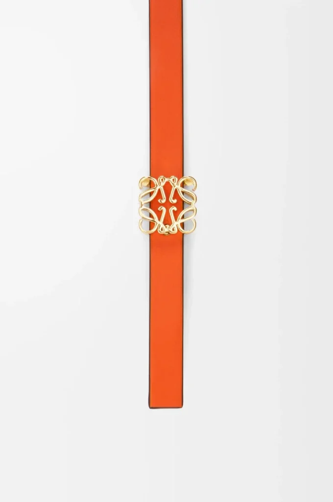 Cintura reversibile con cubo Anagram in pelle di vitello liscia verde argilla/arancione vivace/oro Cintura reversibile con cubo Anagram in pelle di vitello liscia verde argilla/arancione vivace/oro