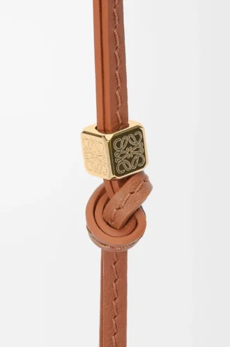 Cinturino piccolo Anagram in pelle di vitello Tan Tonal/Gold