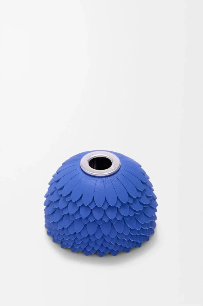 Ciondolo a forma di fiore in pelle di vitello blu mare