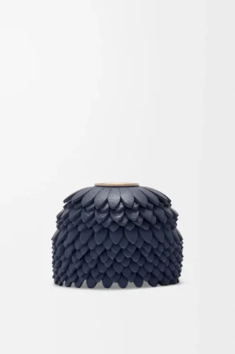 Ciondolo a forma di fiore in pelle di vitello blu navy