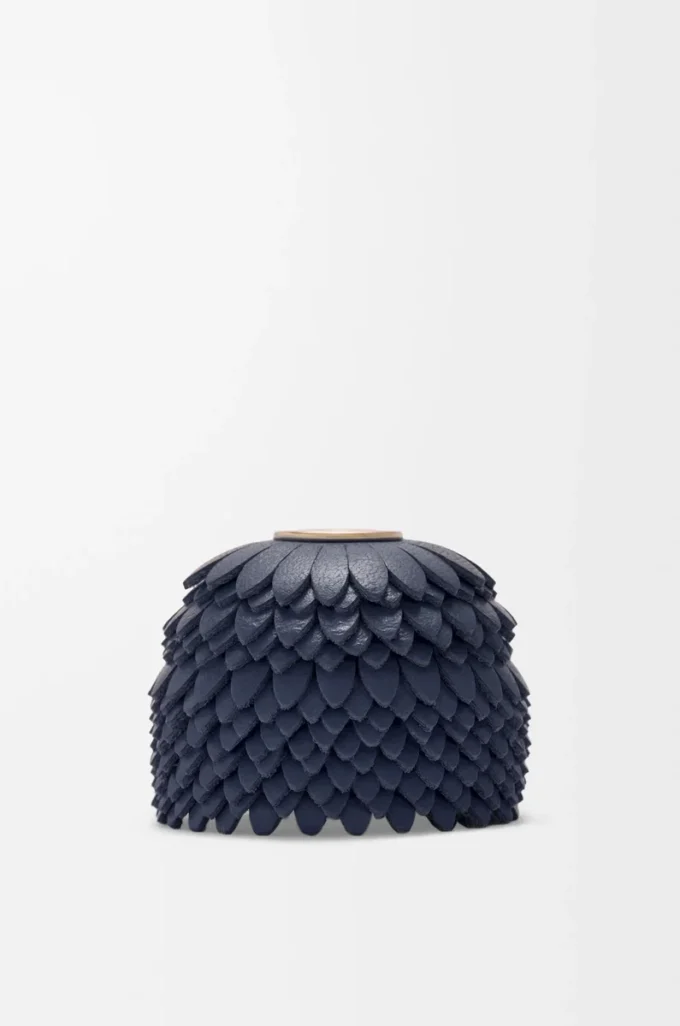 Ciondolo a forma di fiore in pelle di vitello blu navy Ciondolo a forma di fiore in pelle di vitello blu navy